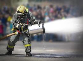 brandmän samtidigt som de släcker branden med en speciell brandsläckningsutrustning. foto