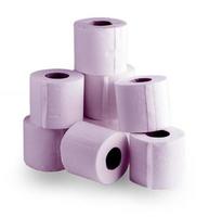 rosa rulla av toalett papper på en vit bakgrund foto