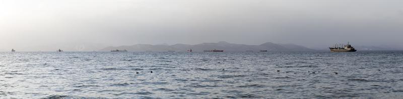 panarama av fiske notfartyg i avacha bukt i kamchatka halvö foto