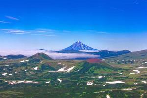 panorama- se på de dal på de fot av mutnovsky vulkan, kamchatka, ryssland foto