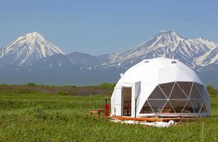 glamping hus i sommar och vulkan, lantlig landskap, tält hus i kamchatka halvö. selektiv fokus. foto