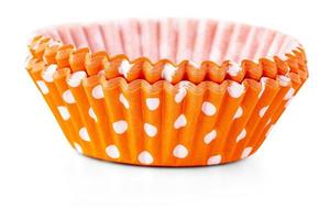 röd polka dot cupcake pappersmugg isolerad över den vita bakgrunden foto