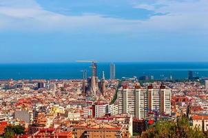 antenn panorama se av barcelona stad horisont och sagrada familia foto
