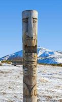 trä- idol staty nära vilyuchik vulkan, kamchatka halvö foto