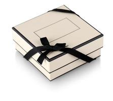 gåva låda med svart band isolerat på vit foto