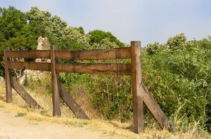 trä- staket i en bergig område i sommar på en solig dag foto