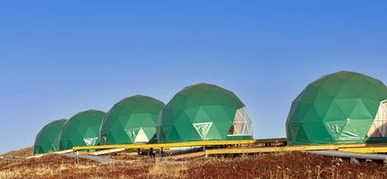 grön geo-dome tält på kamchatka halvö. mysigt, camping, glamping, Semester, semester livsstil begrepp. utomhus stuga, naturskön bakgrund foto