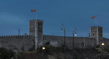 kväll stad slott skopje i macedonia i de kväll och gata lampa. selektiv fokus foto