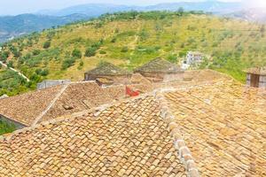 se från de tak topp som visar de tak plattor och de stad av berat albania . unesco arv stad foto