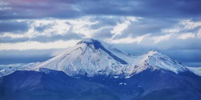 avachinsky vulkan i kamchatka halvö. selektiv fokus foto