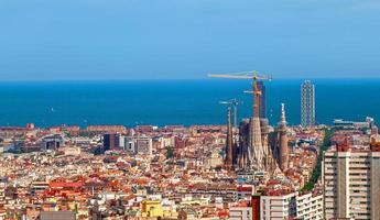 antenn panorama se av barcelona stad horisont och sagrada familia foto