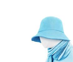 mannekäng bär blå hink hatt isolerat på vit bakgrund foto