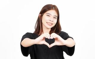 som visar kärlek hjärta tecken av skön asiatisk kvinna isolerat på vit bakgrund foto