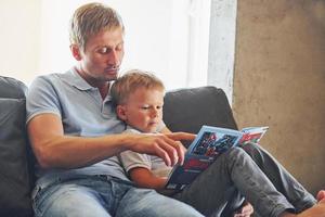 far och son läsning tillsammans foto