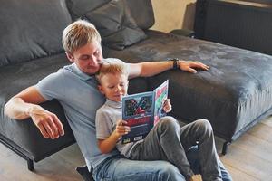 far och son läsning tillsammans foto