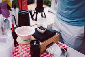 Barista väga ut de kaffe bönor på digital vågar. foto