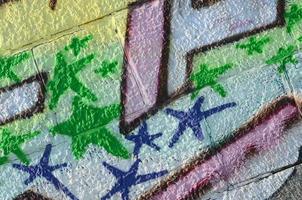 fragment av graffiti ritningar. de gammal vägg dekorerad med måla fläckar i de stil av gata konst kultur. färgad bakgrund textur i grön toner foto