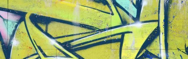 fragment av graffiti ritningar. de gammal vägg dekorerad med måla fläckar i de stil av gata konst kultur. färgad bakgrund textur i grön toner foto