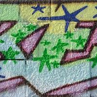 fragment av graffiti ritningar. de gammal vägg dekorerad med måla fläckar i de stil av gata konst kultur. färgad bakgrund textur i grön toner foto