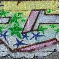 fragment av graffiti ritningar. de gammal vägg dekorerad med måla fläckar i de stil av gata konst kultur. färgad bakgrund textur i grön toner foto