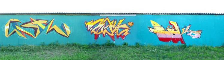 full och genomfört graffiti konstverk. de gammal vägg dekorerad med måla fläckar i de stil av gata konst kultur. färgad bakgrund textur foto