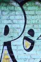 fragment av graffiti ritningar. de gammal vägg dekorerad med måla fläckar i de stil av gata konst kultur. färgad bakgrund textur foto