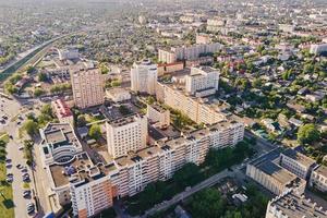 antenn se av stad bostads- distrikt på solnedgång foto