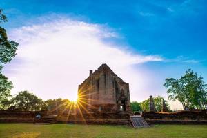 wat pho prathap chang inuti de tempel, där är luang pho till eller luang pho hm, över 300 år gammal, som de bybor i den där område respekt mycket mycket som de rektor buddha bild i de ubosot. foto