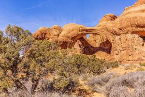 panorama- bild av naturlig och geologisk undrar av valv nationell parkera i utah i vinter- foto