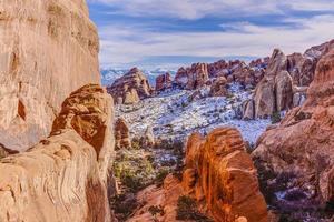 panorama- bild av naturlig och geologisk undrar av valv nationell parkera i utah i vinter- foto