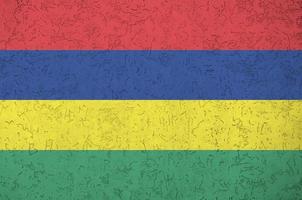 mauritius flagga avbildad i ljus måla färger på gammal lättnad putsning vägg. texturerad baner på grov bakgrund foto