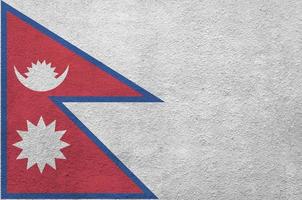nepal flagga avbildad i ljus måla färger på gammal lättnad putsning vägg. texturerad baner på grov bakgrund foto