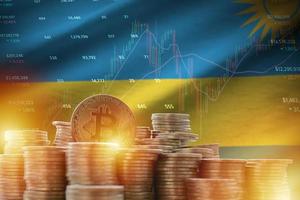 rwanda flagga och stor belopp av gyllene bitcoin mynt och handel plattform Diagram. crypto valuta foto