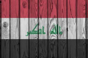 irak flagga avbildad i ljus måla färger på gammal trä- vägg. texturerad baner på grov bakgrund foto