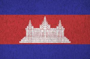 cambodia flagga avbildad i ljus måla färger på gammal lättnad putsning vägg. texturerad baner på grov bakgrund foto
