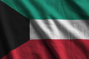 kuwait flagga med stor veck vinka stänga upp under de studio ljus inomhus. de officiell symboler och färger i baner foto