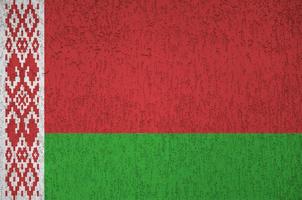 Vitryssland flagga avbildad i ljus måla färger på gammal lättnad putsning vägg. texturerad baner på grov bakgrund foto