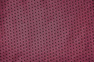 sport Kläder tyg textur bakgrund. topp se av trasa textil- yta. bild tonad i viva magenta, Färg av de 2023 år foto