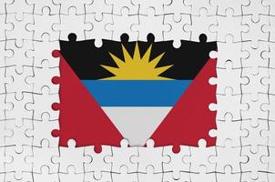 antigua och barbuda flagga i ram av vit pussel bitar med saknas central del foto