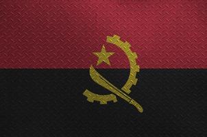 angola flagga avbildad i måla färger på gammal borstat metall tallrik eller vägg närbild. texturerad baner på grov bakgrund foto