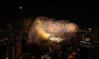 spektakulär fyrverkeri visa längs de chao phraya flod Bangkok, thailand foto