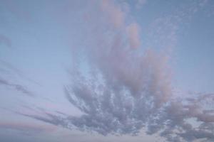 himmel med pastellfärgade moln foto