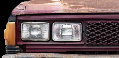 främre se stänga upp strålkastare retro bil isolerat på svart blackground foto