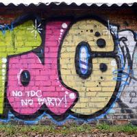 fragment av graffiti ritningar. de gammal vägg dekorerad med måla fläckar i de stil av gata konst kultur. färgad bakgrund textur foto