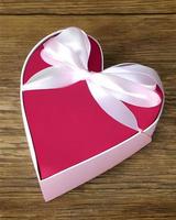 röd kärlek hjärta formad gåva låda foto