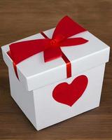röd kärlek hjärta formad gåva låda foto
