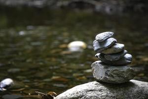 balansering småsten från flod stenar stack. lugn begrepp. suddig bakgrund foto