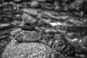 balansering småsten från flod stenar stack. lugn begrepp foto