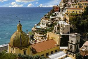 skön positano by på de amalfi kustlinje i Italien. foto