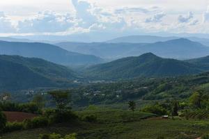 blå berg landskap se med de by landsbygden och ranch lantbruk bakgrund - tropisk regn skog natur berg landskap thailand foto